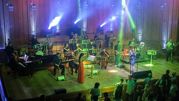 Das Publikum hielt es nicht lange auf den St&uuml;hlen.  Foto: Klaus Stebani