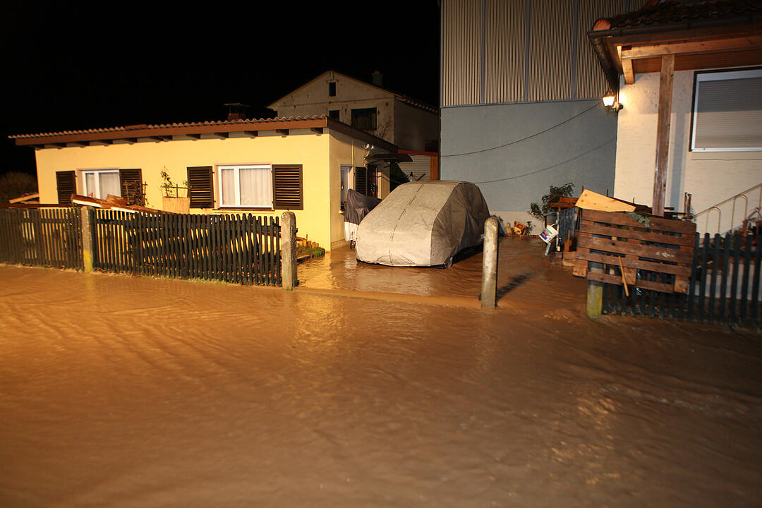 Hochwasser in Franken: In der Nacht zum Freitag kam es in Ansbach zu teils schweren Überschwemmungen