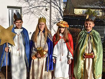 Die Weißenoher Sternsinger Jonas, Johanna, Greet und Paul;  das  Mädchen Johanna ist evangelisch und kommt aus Igensdorf. Igensdorf gehört  zur katholischen  Pfarrei Weißenohe.    Foto: Petra Malbrich