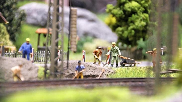 Zur Bahn gehören Bauarbeiten wie  Sand zum Meer, weiß Peter Fischer - und baut eifrige Arbeiter in seine Modellbahn ein.