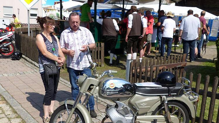 Ein Moped-Fachgespräch. Foto: Klaus-Peter Wulf