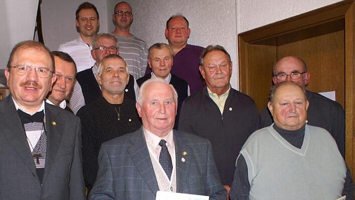 Langj&auml;hrige treue Mitglieder zusammen mit dem Vorstandsteam und Pr&auml;ses Pfarrer Reinhold Braun  Foto: nr