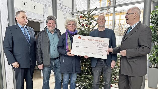 Insgesamt konnten über 2800 Euro an Spenden gesammelt werden. Auf dem Bild ist der Scheck in Höhe von 1800 Euro zu sehen (hinzu kommen 1005 Euro an Überweisungen).