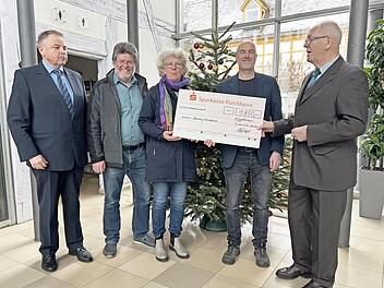 Insgesamt konnten über 2800 Euro an Spenden gesammelt werden. Auf dem Bild ist der Scheck in Höhe von 1800 Euro zu sehen (hinzu kommen 1005 Euro an Überweisungen).