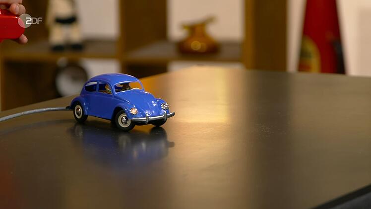 Der ferngesteuerte VW K&auml;fer von Mignon aus der Zeit zwischen 1953 und 1957 wurde auf 250 bis 300 Euro gesch&auml;tzt. Anaisio Guedes zahlte die vom Verk&auml;ufer gew&uuml;nschten 300 Euro.