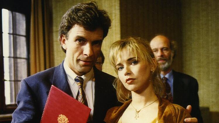 Nach zahlreichen Turbulenzen werden der Englischlehrer Thomas Brenner (Paul Frielinghaus) und Jenny Schefer (Tina Ruland) ein Ehepaar.