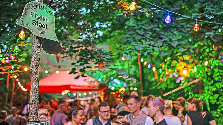 Auch in diesem Jahr gehen aus dem Erl&ouml;s des Feuerwehrweinstadls auf dem Annafest wieder Spenden an einen guten Zweck. Feuerwehr Forchheim