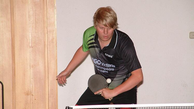 Beim 9:5-Derbysieg des ATSV Reichenbach beim TSV Teuschnitz II blieb der Reichenbacher David Greser in seinen beiden Einzeln und im Doppel mit Johannes Löffler unbezwungen. Foto: Hans Franz