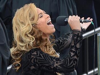 Beyonce präsentiert bei der Amtseinführung von Barack Obama die amerikanische Nationalhymne. Foto: Erik Lesser/dpa