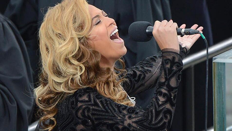 Beyonce präsentiert bei der Amtseinführung von Barack Obama die amerikanische Nationalhymne. Foto: Erik Lesser/dpa Beyonce präsentiert bei der Amtseinführung von Barack Obama die amerikanische Nationalhymne. Foto: Erik Lesser/dpa