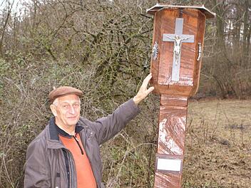Theo Hopf am neuen "Marterl" am krummen Graben bei Engenthal. So erhielt die kranke Eiche eine ganz neue Bedeutung. Foto: Annette Warmuth