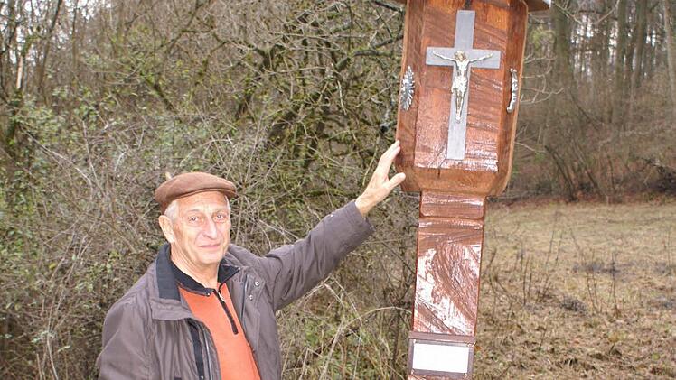 Theo Hopf am neuen "Marterl" am krummen Graben bei Engenthal. So erhielt die kranke Eiche eine ganz neue Bedeutung. Foto: Annette Warmuth