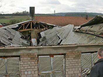 Unter der Last der Schneemassen nach Weihnachten 2010 eingekracht und nie mehr wieder aufgebaut: Einer der Anbauten am einstigen Herolds-Saal in Salsmdorf. Archivfoto: Ralf Kestel