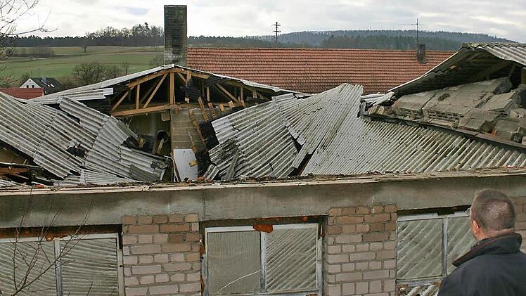 Unter der Last der Schneemassen nach Weihnachten 2010 eingekracht und nie mehr wieder aufgebaut: Einer der Anbauten am einstigen Herolds-Saal in Salsmdorf. Archivfoto: Ralf Kestel