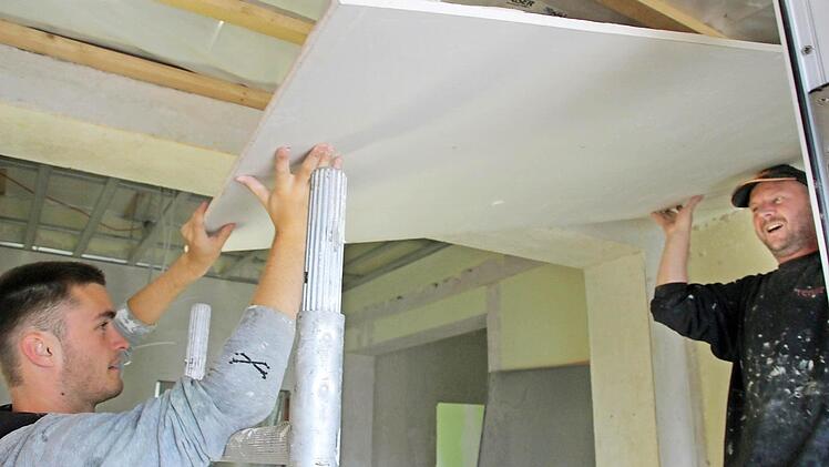 Voll im Einsatz: Die Handwerker beim Innenausbau.