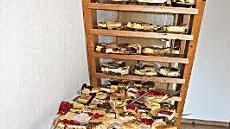 Sorgsam aufgereiht: die Kuchen