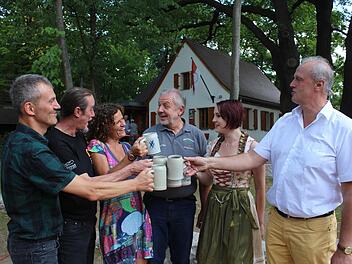Bernd Riehlein, Reiner Fugmann, Susanne Gabler, Karsten Wiese, die neue Bierkönigin Dorothea I. und Gerald Brehm (v. l.) stoßen auf eine erfolgreiche Kellerbergkerwa an. Foto: Andreas Dorsch