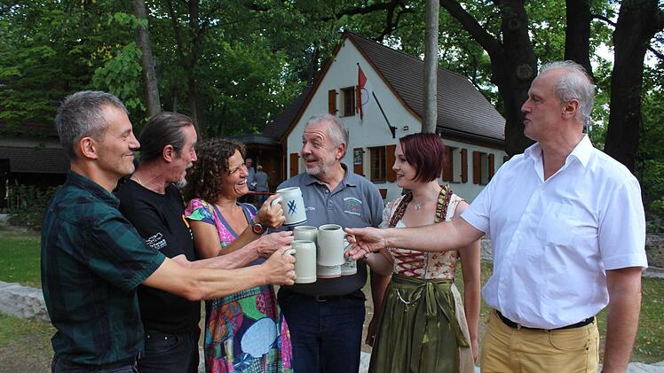 Bernd Riehlein, Reiner Fugmann, Susanne Gabler, Karsten Wiese, die neue Bierkönigin Dorothea I. und Gerald Brehm (v. l.) stoßen auf eine erfolgreiche Kellerbergkerwa an. Foto: Andreas Dorsch