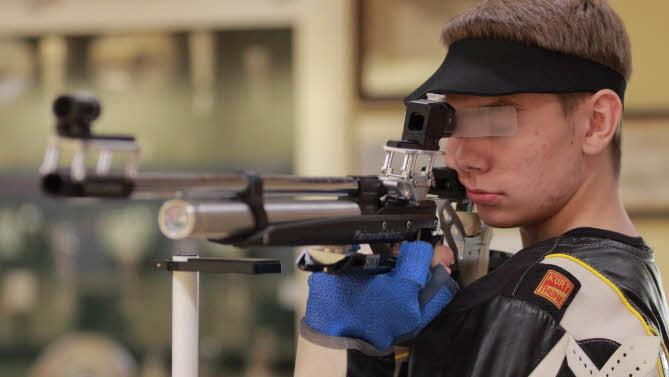 Der Schuss mit dem Luftgewehr wird sorgfältig vorbereitet. Foto: Katja Nauer