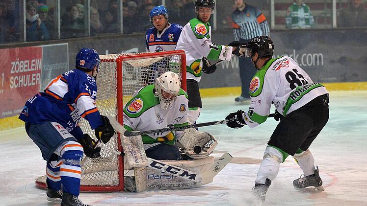 Öfters im Mittelpunkt, als ihm lieb sein konnte: HEC-Keeper Philipp Schnierstein (M.) musste beim 7:6-Sieg nach Verlängerung gegen den EV Pegnitz mehrfach hinter sich greifen. Foto: Picturedreams