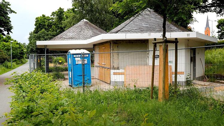 Auch wenn es von außen nicht so aussieht: Drinnen soll die Sanierung des Kiosks fast fertig sein. Foto: Matthias Hoch