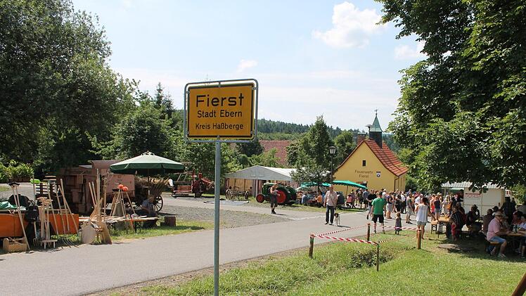 Auf dem Festgelände rund ums Feuerwehrhaus herrschte reges Treiben. Foto: Janina Reuter