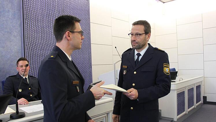 Polizeichef Alfons Schieder (links) dankte dem scheidenden Lichtenfelser Polizeichef Alexander Rothenbücher für sein Engagement und wünschte ihm für die neue Aufgabe in Bamberg viel Erfolg.Foto: Popp