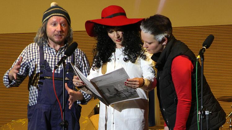 Der neue Reifenhändler "Schabernack" (Bernd Stretz, von links) mit der neuen Frau Arschbart (Nadja Stretz) und Gemeinderätin Irene Derra (Anja Benz)G. Geiling