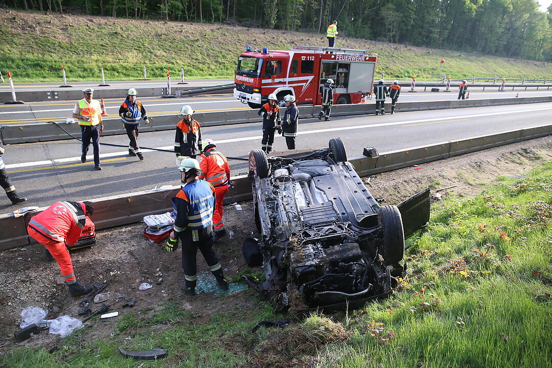 Auto überschlägt sich im Baustellenbereich auf der A6 im Kreis Roth