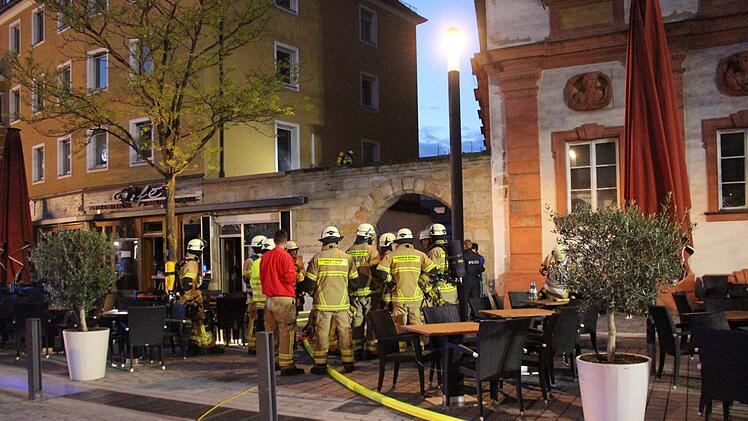 Ein Dönerladen in Bayreuth brannte am Sonntag - das Gebäude wurde evakuiert. Foto: NEWS5 / Holzheimer