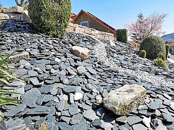 Großflächige Steingärten - kein Lebensraum für Insekten? Ein Pilotprojekt des Biodiversitätszentrums werde diesen Fragen nachgehen. Die Gemeinde Sandberg bewirbt sich als Pilotgemeinde.  Foto: Marion Eckert