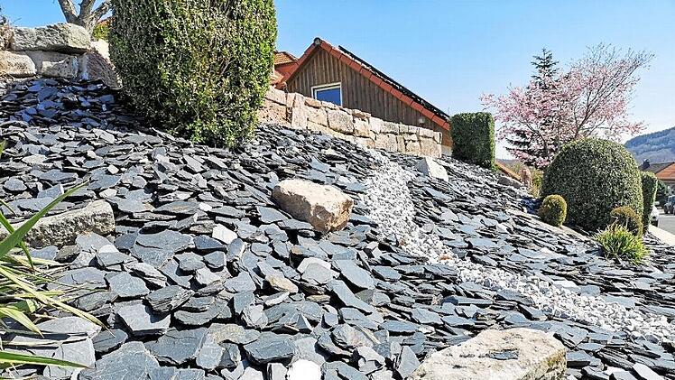 Großflächige Steingärten - kein Lebensraum für Insekten? Ein Pilotprojekt des Biodiversitätszentrums werde diesen Fragen nachgehen. Die Gemeinde Sandberg bewirbt sich als Pilotgemeinde.  Foto: Marion Eckert