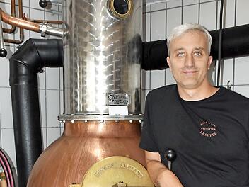 Rainer Keller vor seiner Brennerei.