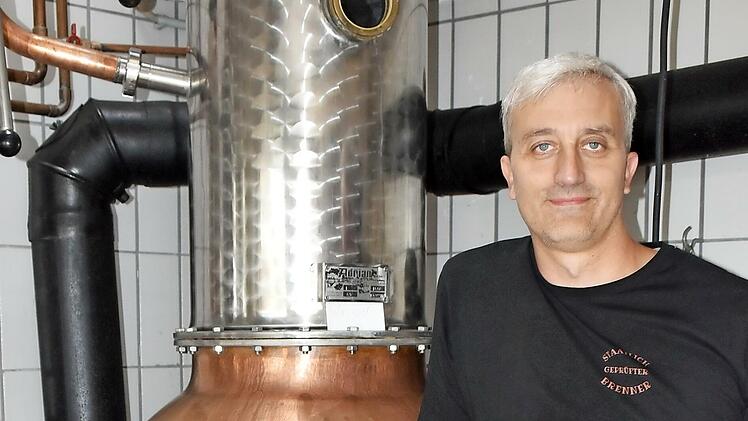 Rainer Keller vor seiner Brennerei.