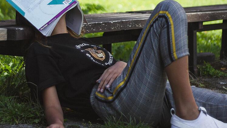 Mittagstief? Nein, danke! Mit einem Powernap in der Mittagspause kannst du es gekonnt umgehen, oder besser gesagt, "umschlafen".