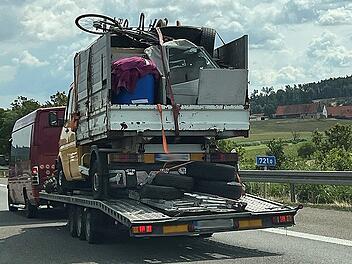 Vollkommen überladener Laster auf der A6