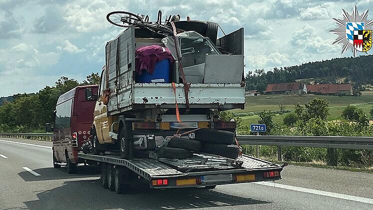Vollkommen überladener Laster auf der A6