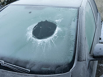 Winter Auto zugefrorene Frontscheibe mit Guckloch von einem Auto im Winter