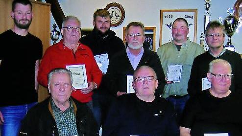Die Geehrten des Kaninchenzuchtvereins Teuschnitz: (hinten von links) Zweiter Vorsitzender Daniel Schnappauf, Gerhard Unger, Christian Geyer, Bernhard Zipfel, Vorsitzender J&ouml;rg Unger, Udo Brand sowie (vorn von links) Hans Neubauer, Rainer Porzelt ...