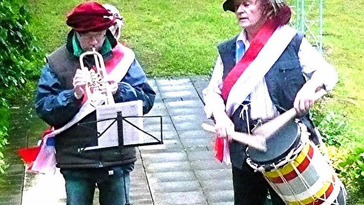 Die Landsknechte Hermann Kohles und Berthold von Crailsheim trotzten dem Schlechtwetter mit Musik. Foto: privat