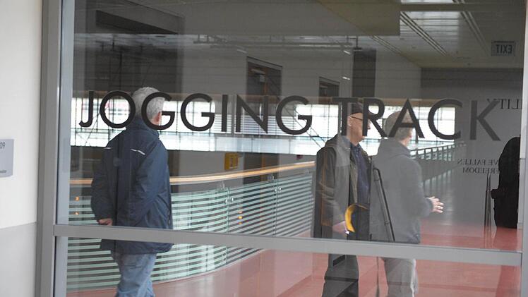 Um die Doppelhalle herum gibt es einen "Jogging Track"