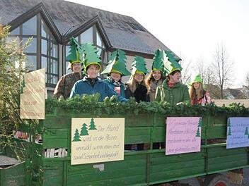 Der Wagen aus Junkersdorf behandelte den miserablen Zustand der Christbäume im vergangenen Jahr in einigen Königsberger Stadtteilen.