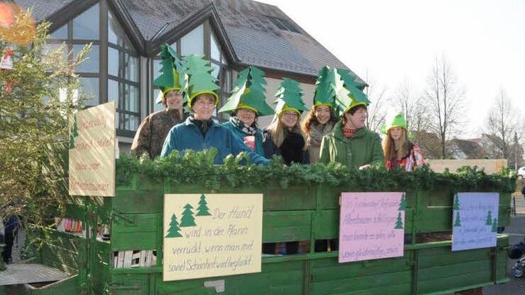 Der Wagen aus Junkersdorf behandelte den miserablen Zustand der Christbäume im vergangenen Jahr in einigen Königsberger Stadtteilen.