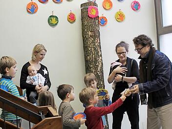 Der spanische Künstler Jesús Palomino (rechts) signierte die getonten Kinderhände.  Foto: Theresie-Josefin Federolf
