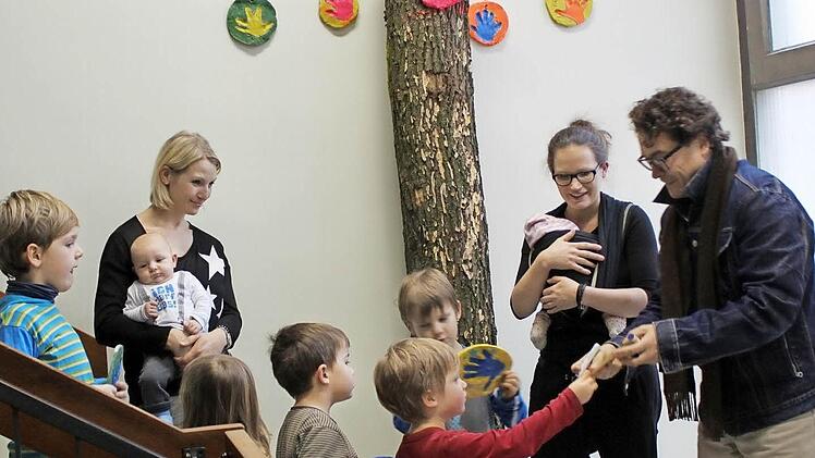 Der spanische Künstler Jesús Palomino (rechts) signierte die getonten Kinderhände.  Foto: Theresie-Josefin Federolf