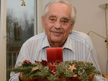 Albin Laukner ist Heimbeiratsvorsitzender im Evangelischen Wohnstift in Kulmbach. Der 83-Jährige genießt die Vorweihnachtszeit. Foto: Dagmar Besand