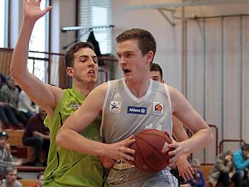 Moritz Sanders (r.) legte beim Sieg über Sevilla mit 22 Punkten und 10 Rebounds ein "double double" auf. Foto: sportpress