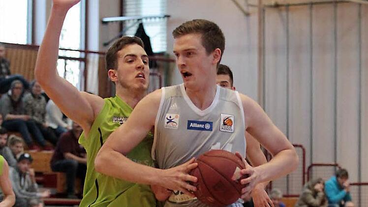 Moritz Sanders (r.) legte beim Sieg über Sevilla mit 22 Punkten und 10 Rebounds ein "double double" auf. Foto: sportpress