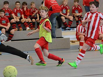 Attraktiver Juniorenfußball wurde bei der Turnierserie der JFG Oberes Werntal geboten.Unser Bild aus dem U-11-Wettbewerb zeigt Fabio Seufert von der SG Ramsthal beim Torschuss im Spiel gegen den TSV Maßbach. Rechts: Niklas Schusser. Foto: ssp