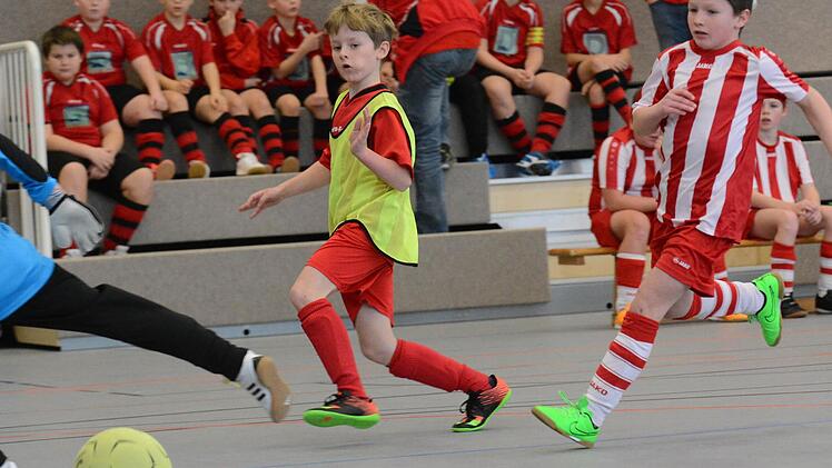 Attraktiver Juniorenfußball wurde bei der Turnierserie der JFG Oberes Werntal geboten.Unser Bild aus dem U-11-Wettbewerb zeigt Fabio Seufert von der SG Ramsthal beim Torschuss im Spiel gegen den TSV Maßbach. Rechts: Niklas Schusser. Foto: ssp